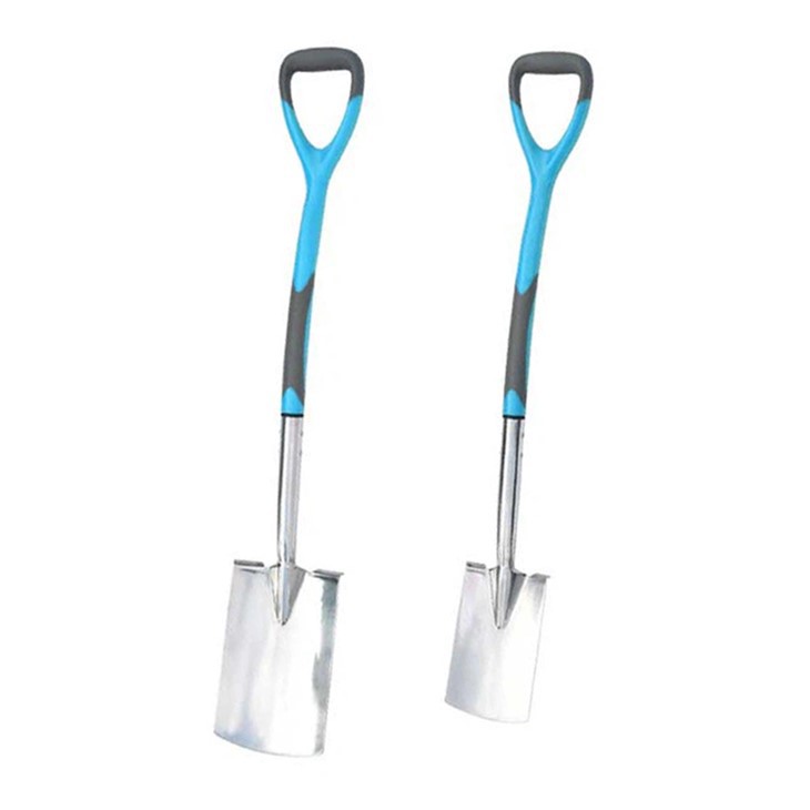 Vrt sa dugim ručkama lopata